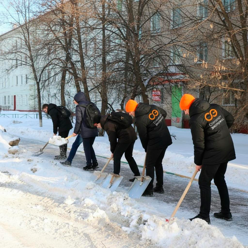 Уборка снега с крыш и территорий в Пустошке
